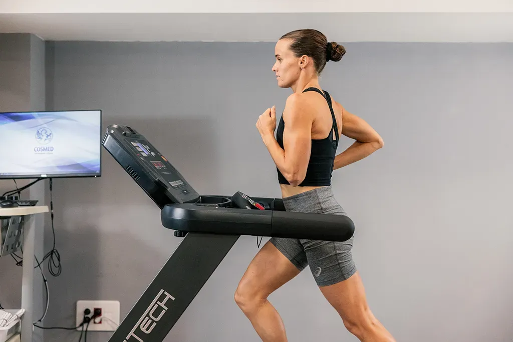 Runner on FFiTTech treadmill during a Peak Treadmill Speed test